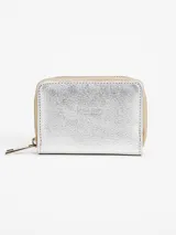 Billetera compacta de cuero plateado, con cierre perimetral y logo grabado en el frente.