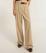 Pantalón de vestir color beige, de corte recto, con trabillas en la cintura y cinturón incorporado.