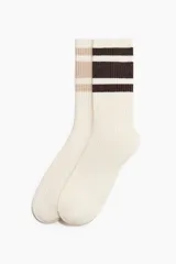 Pack de dos pares de medias de punto acanalado de mezcla de algodón suave con borde superior elástico. Un par en color blanco con rayas marrones y el otro con rayas beige.