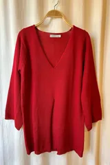 Sweater rojo de tejido artesanal en hilado 70% algodón y 30% acrílico, con escote en V y mangas 3/4.