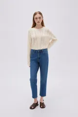 Pantalón jean gris oscuro de corte slim fit y tiro alto, con diseño clásico de cinco bolsillos.