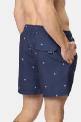 Short de baño azul marino con estampado sutil, cintura con elástico y cordón ajustable, bolsillos laterales y suspensor de malla interior.