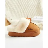 Pantuflas de gamuza negra con plataforma, forradas internamente con corderito sintético color crema. Presentan un diseño sin talón y detalle bordado en el empeine.