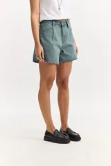 Short de jean de calce amplio, color azul con lavado medio, pinzas delanteras y ruedo desflecado.
