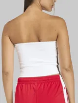 Top strapless Adidas de diseño entubado, color blanco, con las tres tiras características en color negro en los laterales y el logo del trifolio bordado en el bajo.