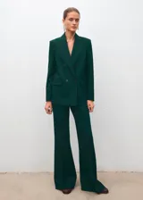 Pantalón flare verde oscuro de tiro alto, confeccionado en mezcla de lana con cintura elástica y forro interior.