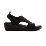 Sandalias negras de plataforma con capellada de tejido elástico con pequeños apliques brillantes.