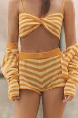 Shorts de tejido de punto con diseño de rayas horizontales en tonos naranja y amarillo, de tiro medio con cintura elástica.