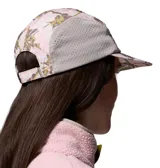 Gorro tipo gorra Columbia modelo Wingmark Cap, con paneles laterales de malla gris y diseño estampado camuflado en tonos rosados y blancos en el frente y la visera. Cuenta con logo bordado de la marca.