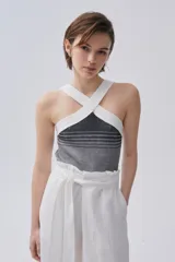 Pantalón palazzo blanco de lino con lazo en la cintura.