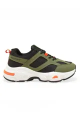 Championes deportivos Discovery modelo Earth Sport Camo, de diseño chunky en colores blanco, verde militar y detalles en naranja.