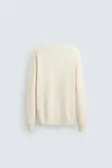 Sweater de punto perlado en color gris, con diseño relaxed fit, cuello redondo y manga larga. Cuenta con acabados en rib en cuello, puños y dobladillo.