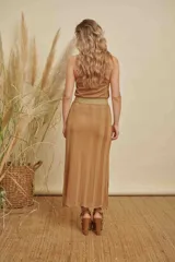 Pollera midi tejida en hilo color cobre con acabado brillante, diseño de rayas verticales y forro interior.