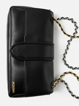Cartera de cuero de cordero color blanco de silueta rectangular, con solapa frontal, cierre magnético y correa de cadena combinada con cuero trenzado. Incluye el logotipo de la marca grabado en dorado en el frente.