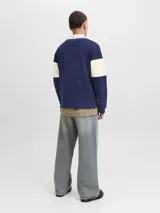 Buzo de manga larga con cuello tipo polo y fit relajado, en bloques de color azul marino y beige. Confeccionado en tejido de punto sin frisa, con interior de bucles, puños acanalados y logo bordado en el pecho.