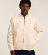 Campera bomber color crema, con cuello mao, cierre frontal con cremallera, bolsillos laterales y puños y cintura acanalados.