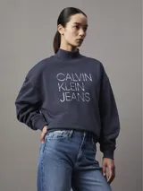 Buzo azul marino de cuello alto con puños y ruedo acanalados. Estampado frontal con el logo de Calvin Klein Jeans en color gris.
