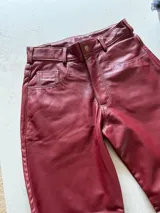 Pantalón slouchy de cuero ovino italiano color burdeos, corte mom fit con tiro semi alto, tajos inferiores y bolsillos laterales.