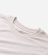 Remera básica de hombre con corte comfort, cuello redondo y manga corta. Confeccionada en tejido de media malla con textura acanalada.