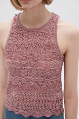 Musculosa de tejido de punto calado color rosa.