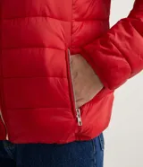 Campera puffer ultra ligera de Blue Steel, color rojo, con capucha, cierre frontal y bolsillos laterales con cremallera. Diseño acolchado con relleno sintético.