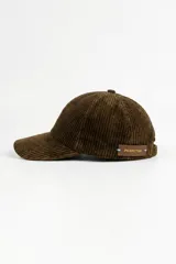 Gorro tipo cap de pana color chocolate, con etiqueta de cuero sintético con el logo de la marca en el lateral.