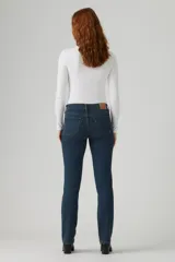 Pantalón de jean corte recto con tecnología shaping, tiro medio y cierre frontal con botón y cremallera. Presenta un lavado azul oscuro clásico con costuras en contraste.