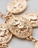 Cinturón de cadena dorado con medallas ovaladas que presentan un diseño de cabeza de caballo en relieve.