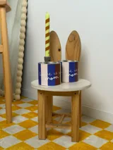 Pañuelo cuadrado de seda con diseño estampado en tonos naranja, azul, amarillo y blanco, con logo de la marca.
