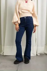 Jean oxford de tiro alto, confeccionado en denim elastizado color azul oscuro, con corte ajustado en la parte superior y botamanga acampanada.