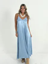 Vestido largo gris de breteles finos y escote en V, confeccionado en tela nacarada.