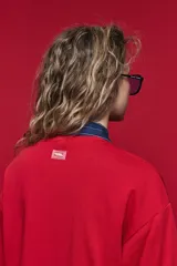 Remera de algodón con corte boxy fit, silueta amplia, hombros caídos y aberturas laterales.