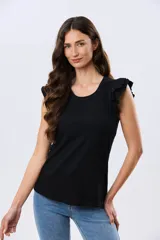Remera de algodón azul melange con escote redondo y mangas cortas adornadas con doble volado de broderie en los hombros.