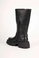 Bota alta tipo biker Daniel Cassin de color negro, con suela track gruesa y taco bajo. Presenta múltiples correas con hebillas metálicas plateadas en la caña y alrededor del tobillo.