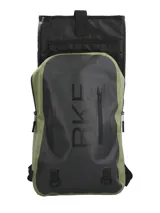 Mochila impermeable de la línea Waterproof de Rockford, confeccionada en lona PVC color verde militar y negro, con el logo RKF impreso en el frente y un bolsillo vertical con cierre termosellado.