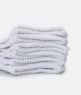 Kit de tres pares de medias deportivas invisibles, de algodón con suela atoallada. Incluye un par negro, un par blanco y un par gris.
