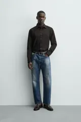 Camisa de corte regular fit en color bordó, con cuello italiano, manga larga con puños abotonados y cierre frontal de botones.