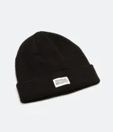 Gorro de tejido de punto color lila, estilo beanie con borde doblado y etiqueta frontal.