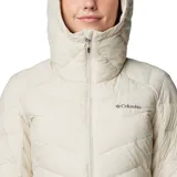 Campera tipo parka acolchada de largo medio, color beige, con capucha integrada, cierre frontal completo y bolsillos laterales con cremallera. Cuenta con tecnología de aislamiento térmico y puños con orificios para los pulgares.