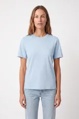 Remera celeste de manga corta y cuello redondo, de corte clásico y liso.