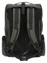Mochila unisex de diseño técnico en color verde oscuro, fabricada en poliéster reciclado resistente al agua. Cuenta con múltiples compartimentos con cierres impermeables, bolsillo interno para laptop de 15 pulgadas, bolsillos laterales expandibles y correas ajustables ocultables. Incluye parche frontal con logo de la marca y llavero mosquetón decorativo.