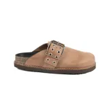 Zueco de cuero color beige, con hebilla metálica y remaches.