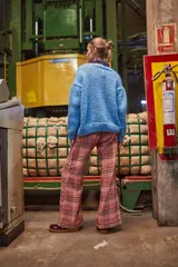 Pantalón acampanado con estampado a cuadros en tonos rojo, blanco y negro.