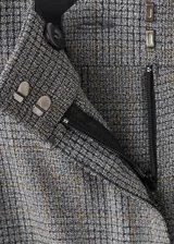 Pantalon de sastreria gris con patron de cuadros muy finos, de corte recto y holgado, tiro medio y bolsillos delanteros diagonales.