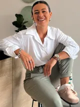 Chomba de algodón blanca con cuello camisero y cierre frontal parcial, de manga larga y calce holgado.