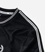 Remera deportiva negra con tecnología Dry, cuello redondo y manga corta. Presenta un estampado de patrón geométrico en relieve y logos blancos en el pecho.