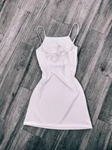 Vestido corto rojo con breteles finos y escote cuadrado.