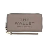 Billetera Marc Jacobs The Continental Wallet de cuero color negro, con cierre perimetral de cremallera dorada, múltiples ranuras para tarjetas y compartimento interno con cierre.