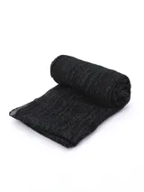 Bufanda rectangular negra con textura de tejido arrugado y detalles de hilos plateados.