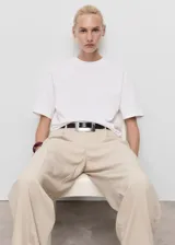 Camiseta de manga corta y cuello redondo, con diseño oversize y corte holgado.